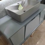 2روشویی کابینتی سه‌بعدی اَنجِل طوسی مات با آینه نور‌دار تاچ و کاسه مستطیل طوسی